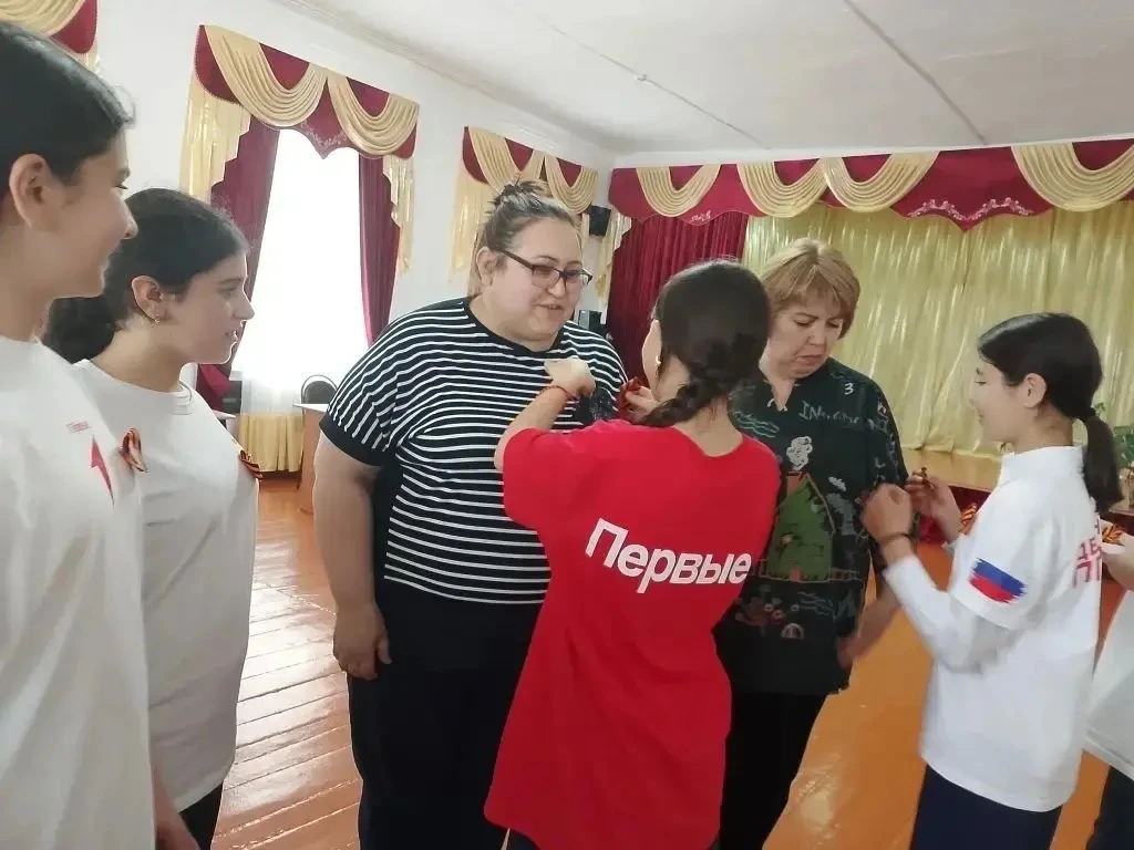 «Георгиевская ленточка»: память, которую носят на груди Активисты «Движения Первых» Лицея №1 г. Усть