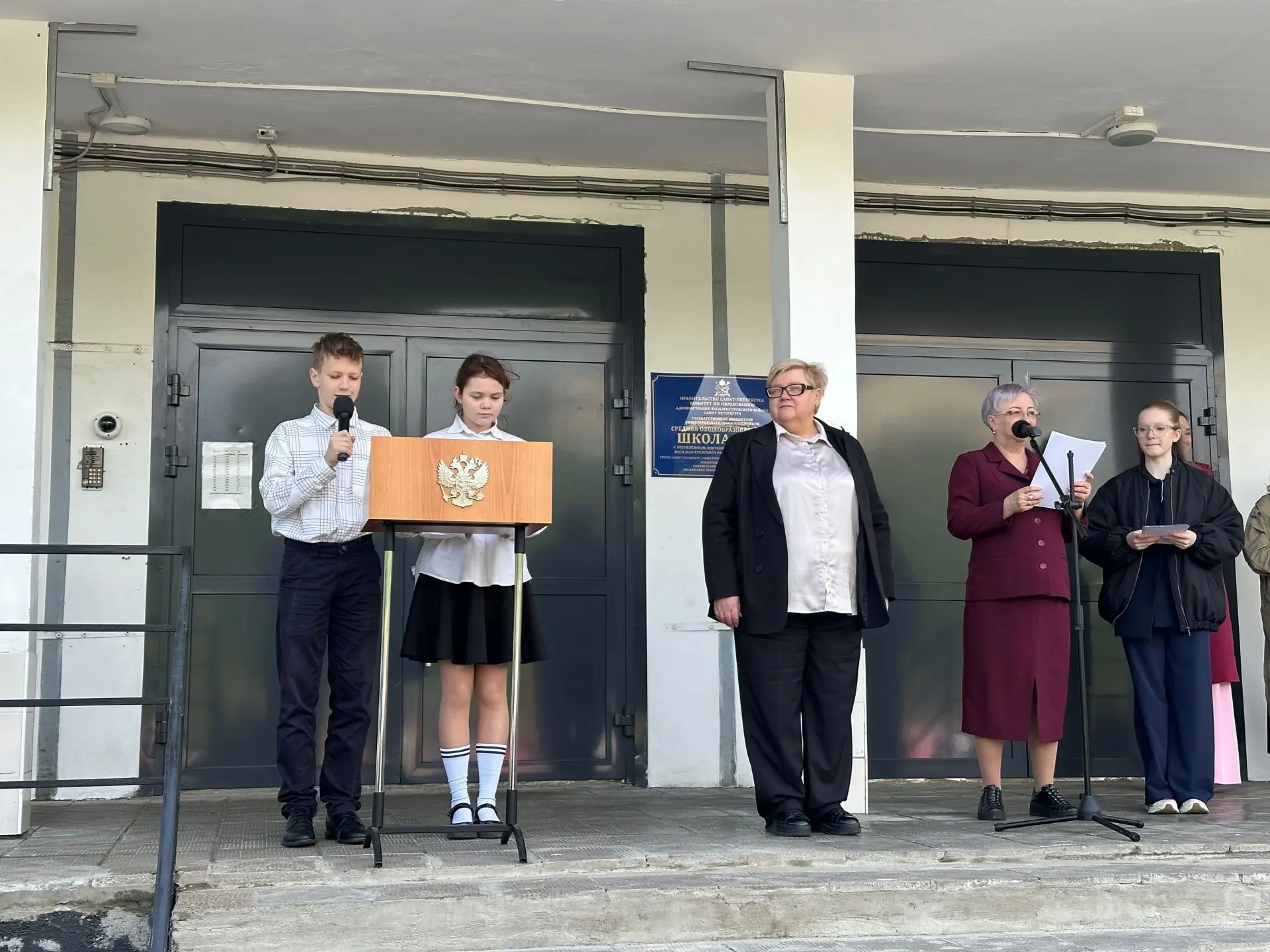 Привет, школа 👋  Утром понедельника наша школа вновь наполнилась праздничной атмосферой! Сегодня мы 