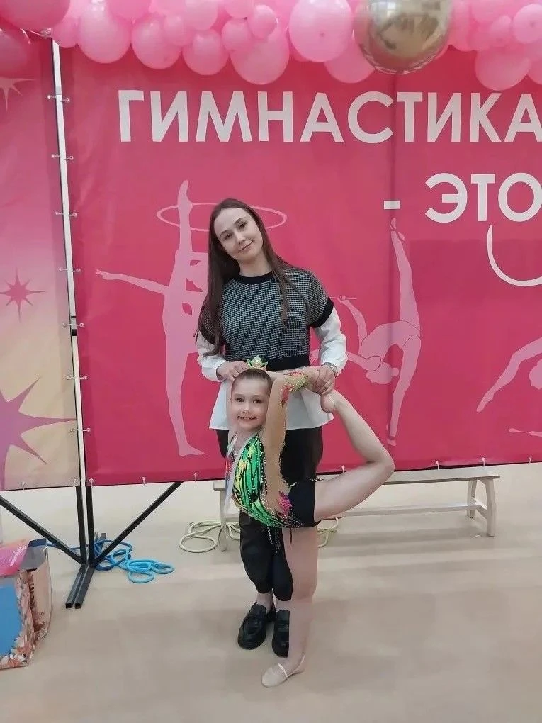 🤸‍♀️ И вновь «НАШИ ТАЛАНТЫ» 🌸   Казанцева Варвара, ученица 1 «Б» класса   🔴С трёх лет занимается худ