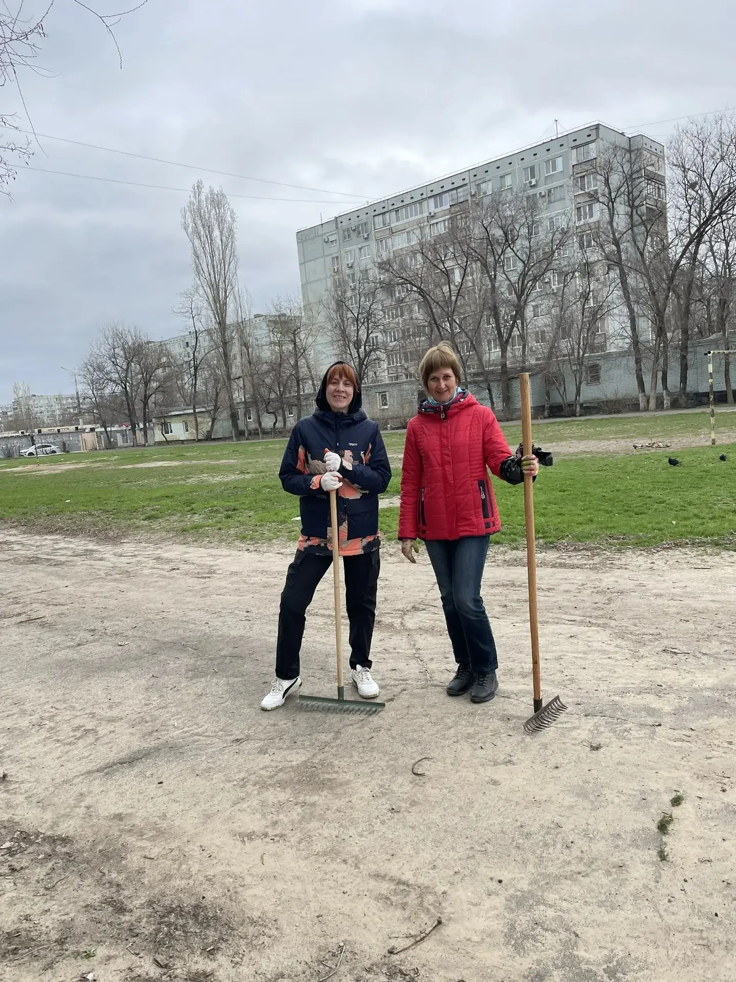Никакая прохлада и ветер не помешали сегодня педагогам, родителям и ученикам выйти на субботник🫡 с к