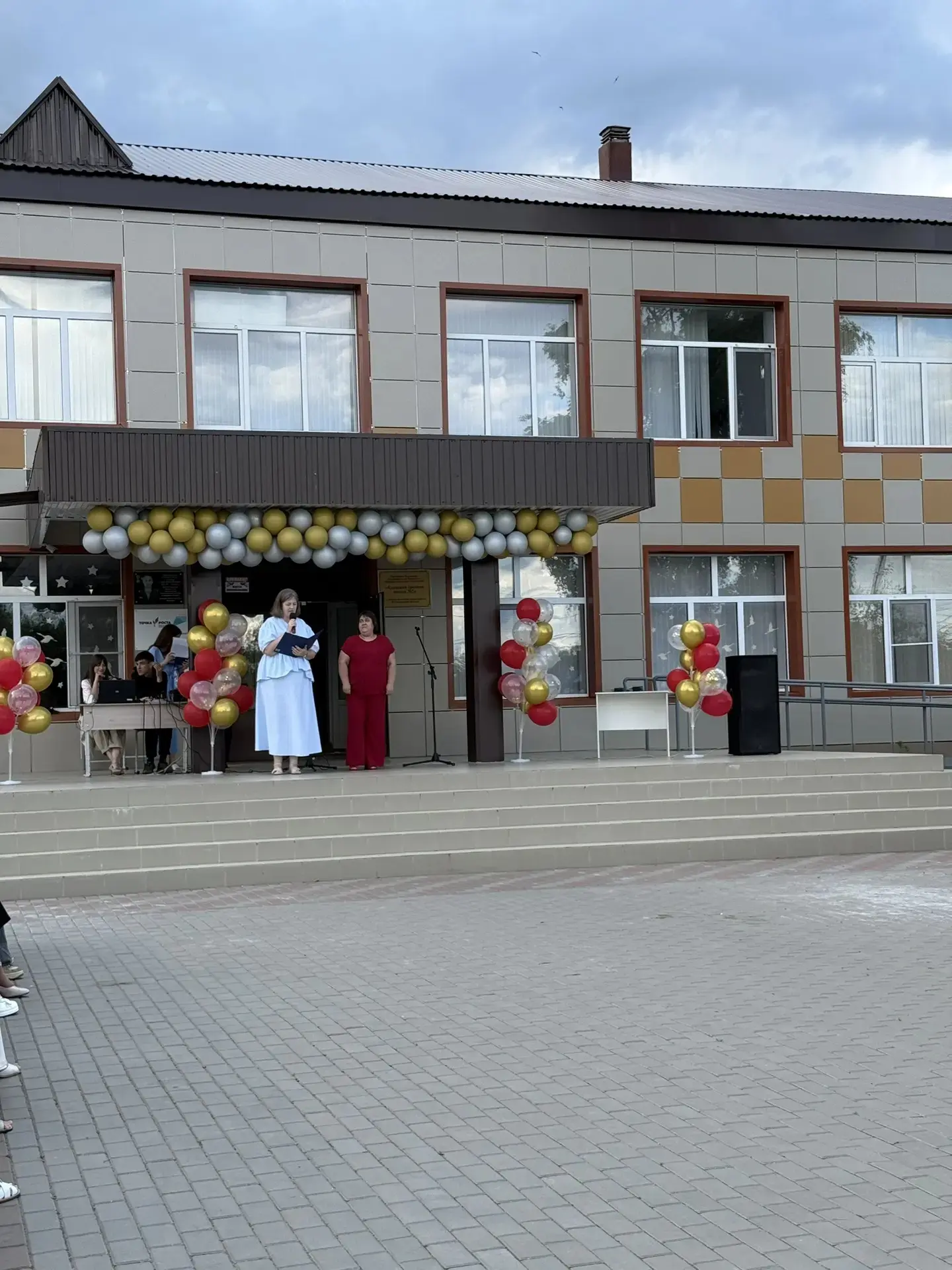 Поздравление выпускников и слова напутствия от администрации школы, первых учителей, родителей и пре