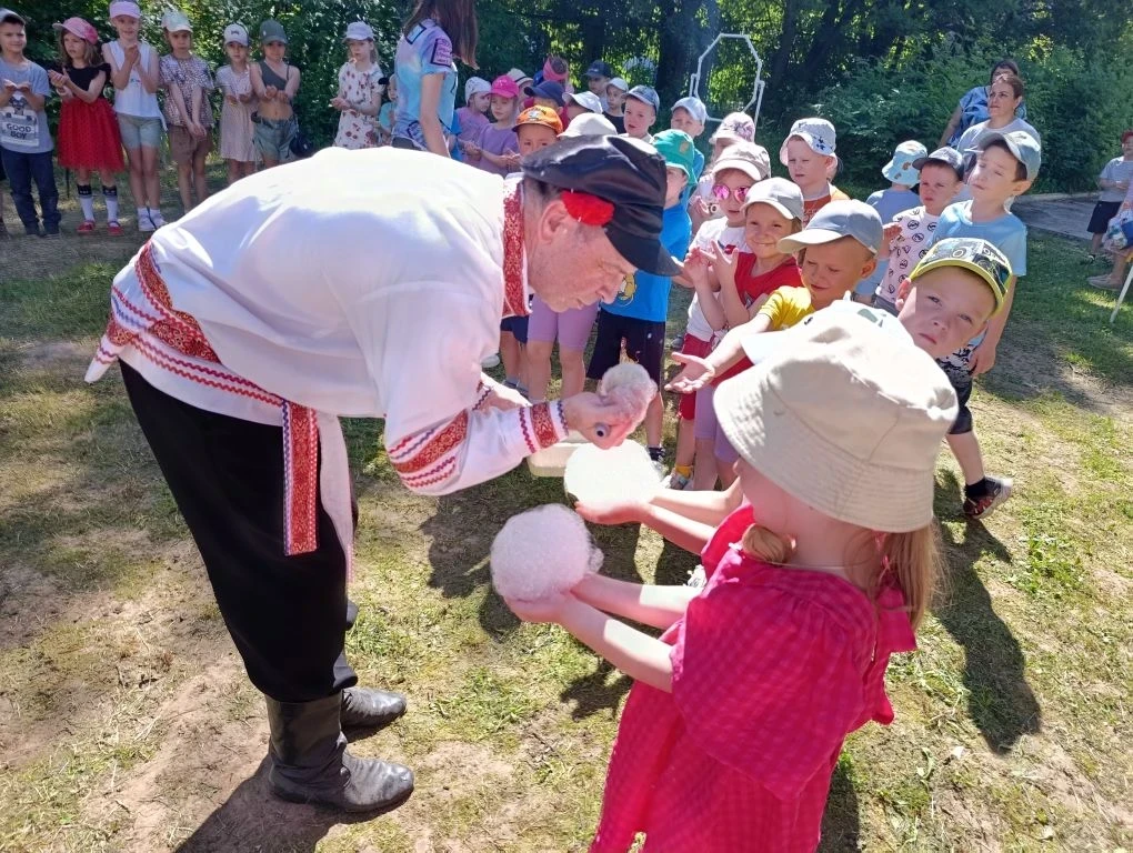 МБДОУ"Детство""ЦРР" г. Калуги НСП "Улыбка" Сегодня на спортивной площадке детского сада...