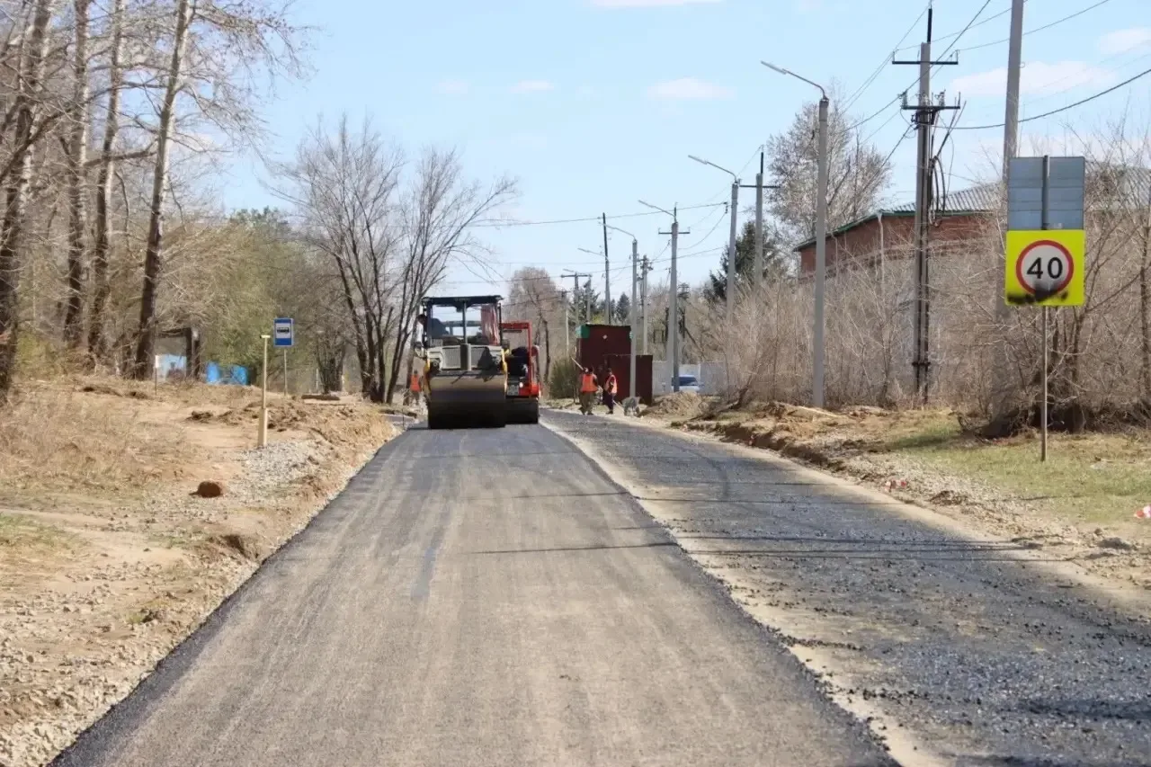 🚧 В Свободном начали укладывать асфальт на ул. Кооперативной  В городе продолжается ремонт дорожной 