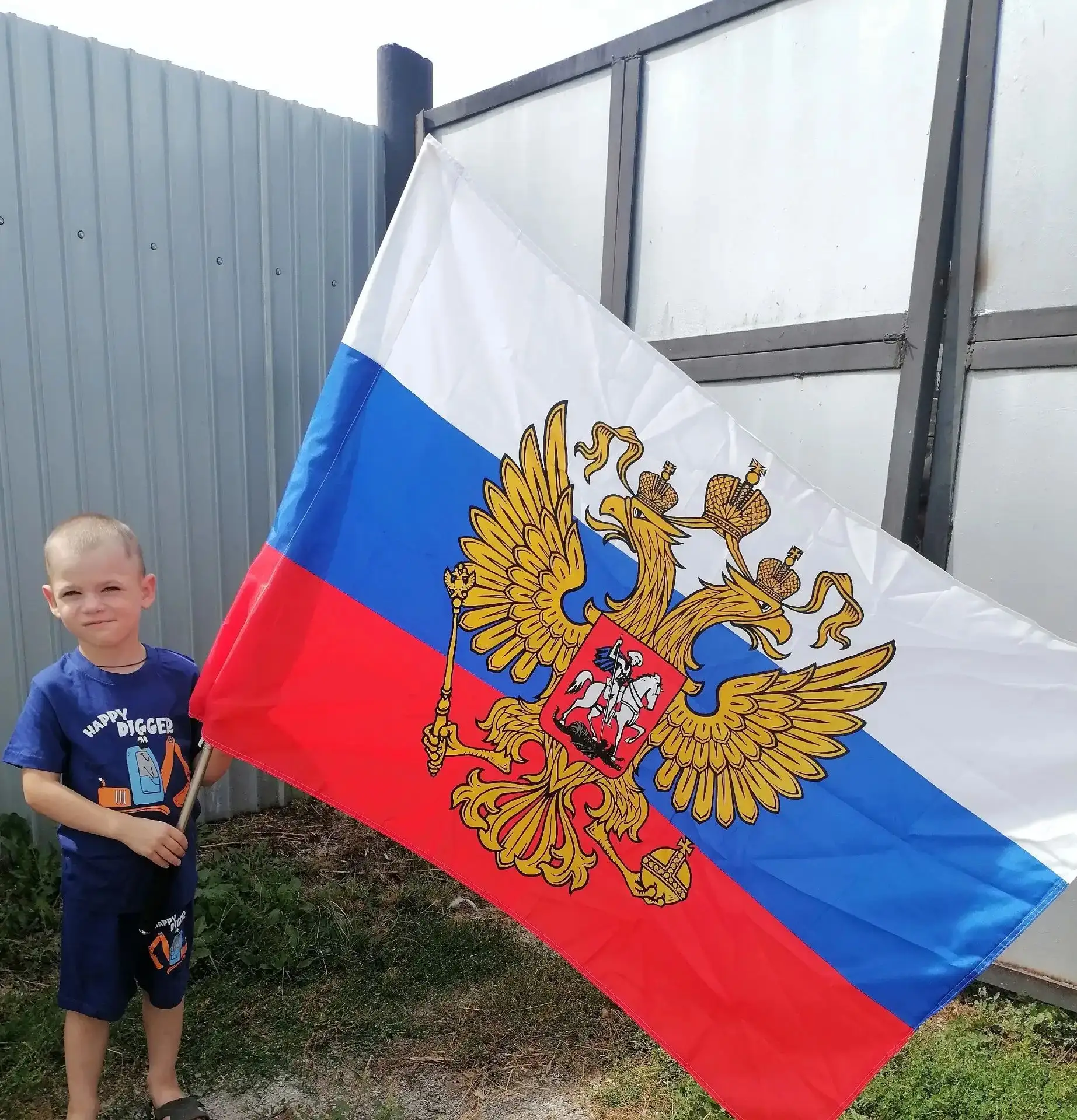 🇷🇺 Рома И. из старшей разновозрастной группы — участник акции ко Дню российского флага!