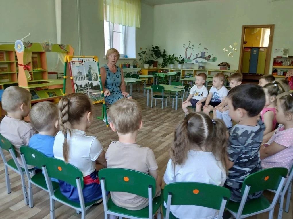 В средней группе прошло тематическое занятие "Мой город". Была проведена беседа о родно...