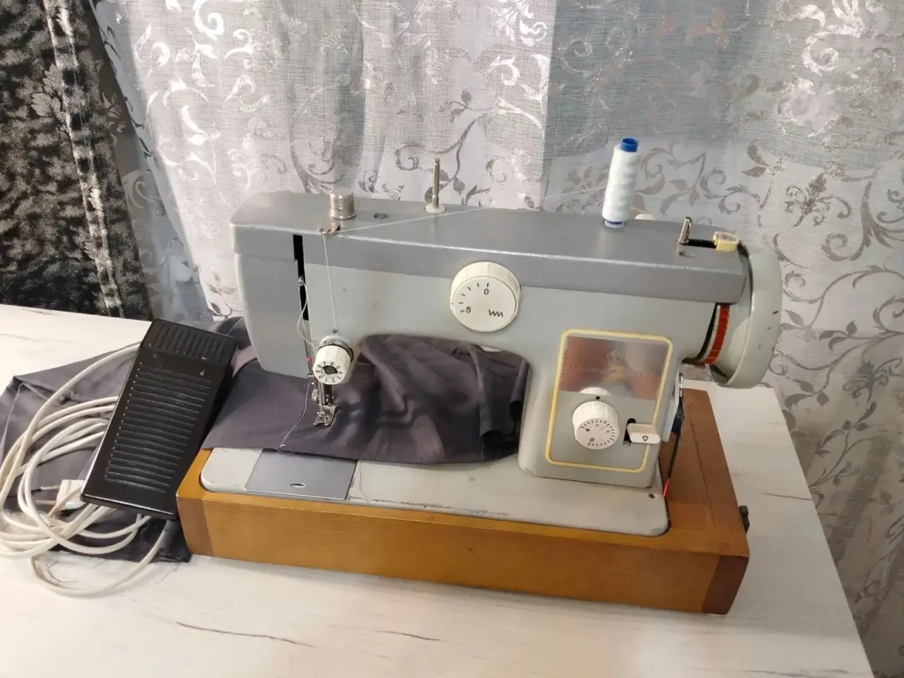 Продам швейную машинку. Выполняет две операции: строчка и зигзаг.