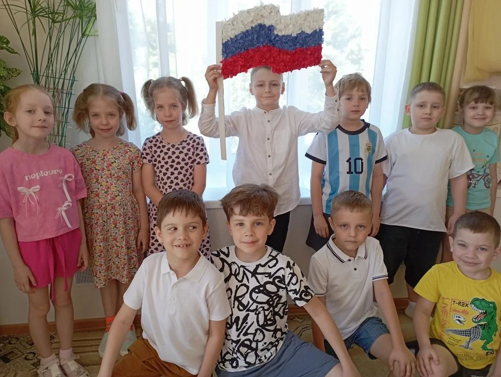 С Днём России! 🇷🇺

Наши ребята из подготовительной группы Г отметили главный праздник страны позна