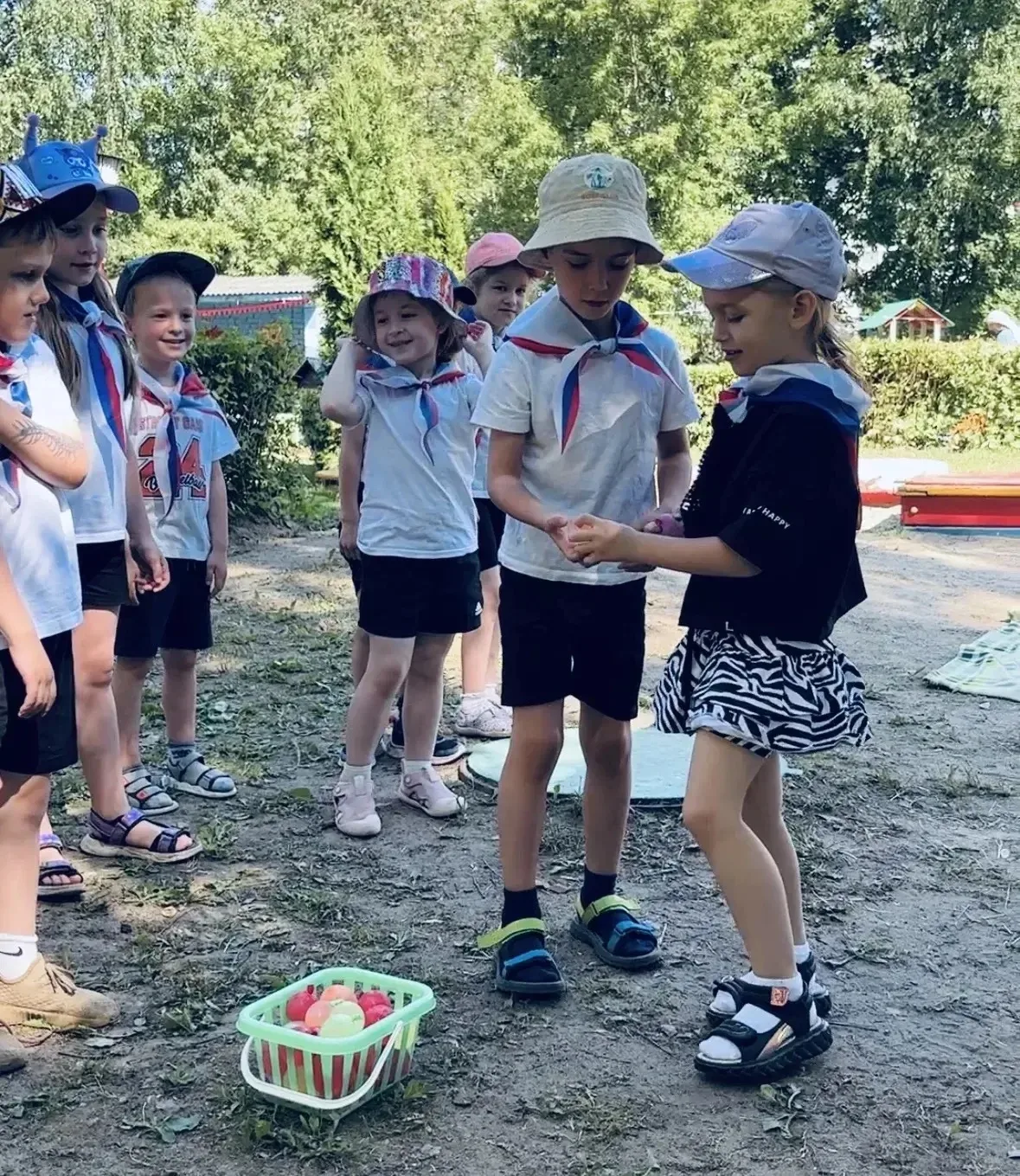 #ВестникДетскогоСада102

☀️ День России в детском саду: Мокрое, веселое и патриотическое приключение