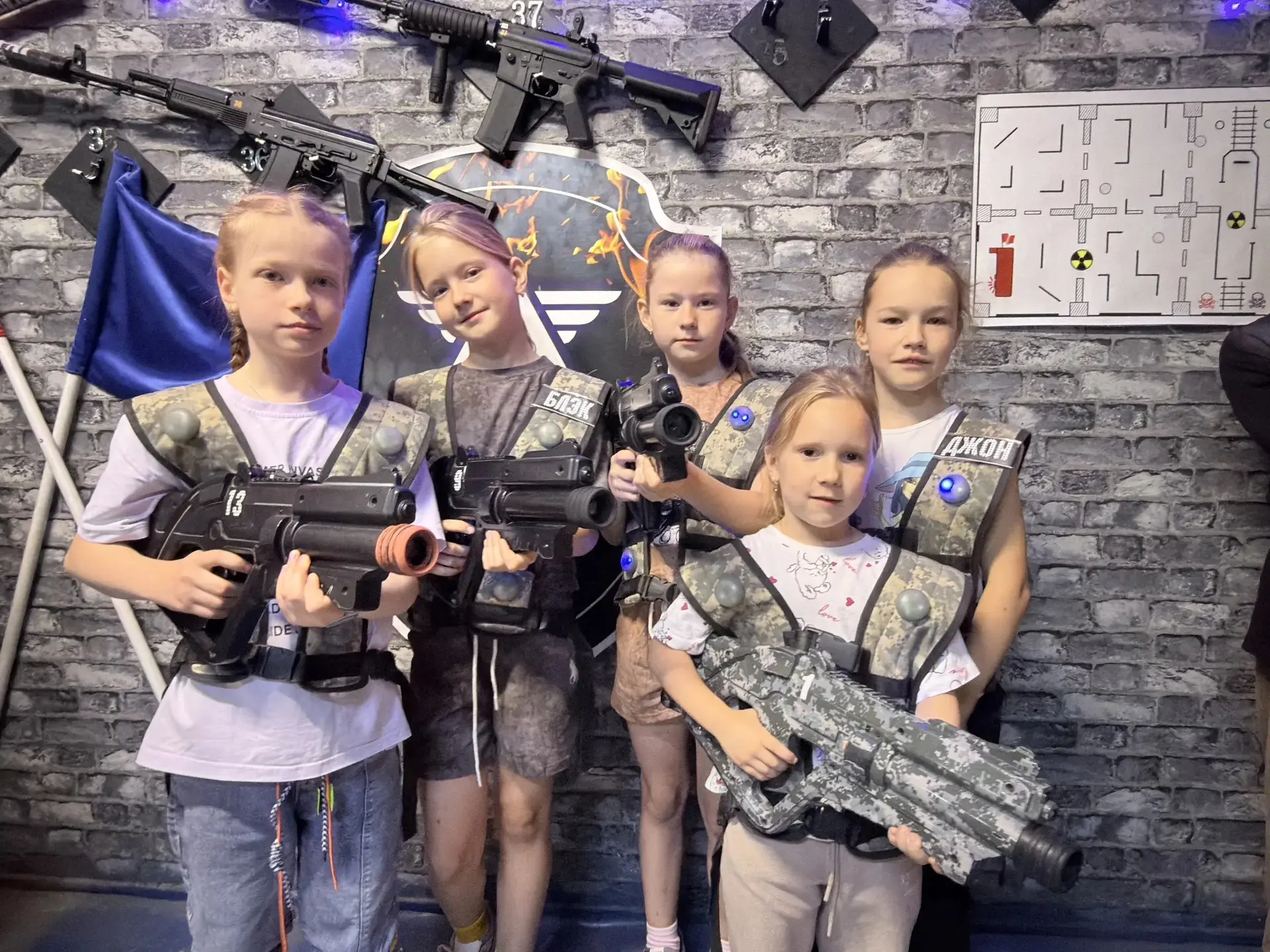 День шестнадцатый: День смеха 🎉

В нашем школьном лагере был посвящён самому позитивному празднику 