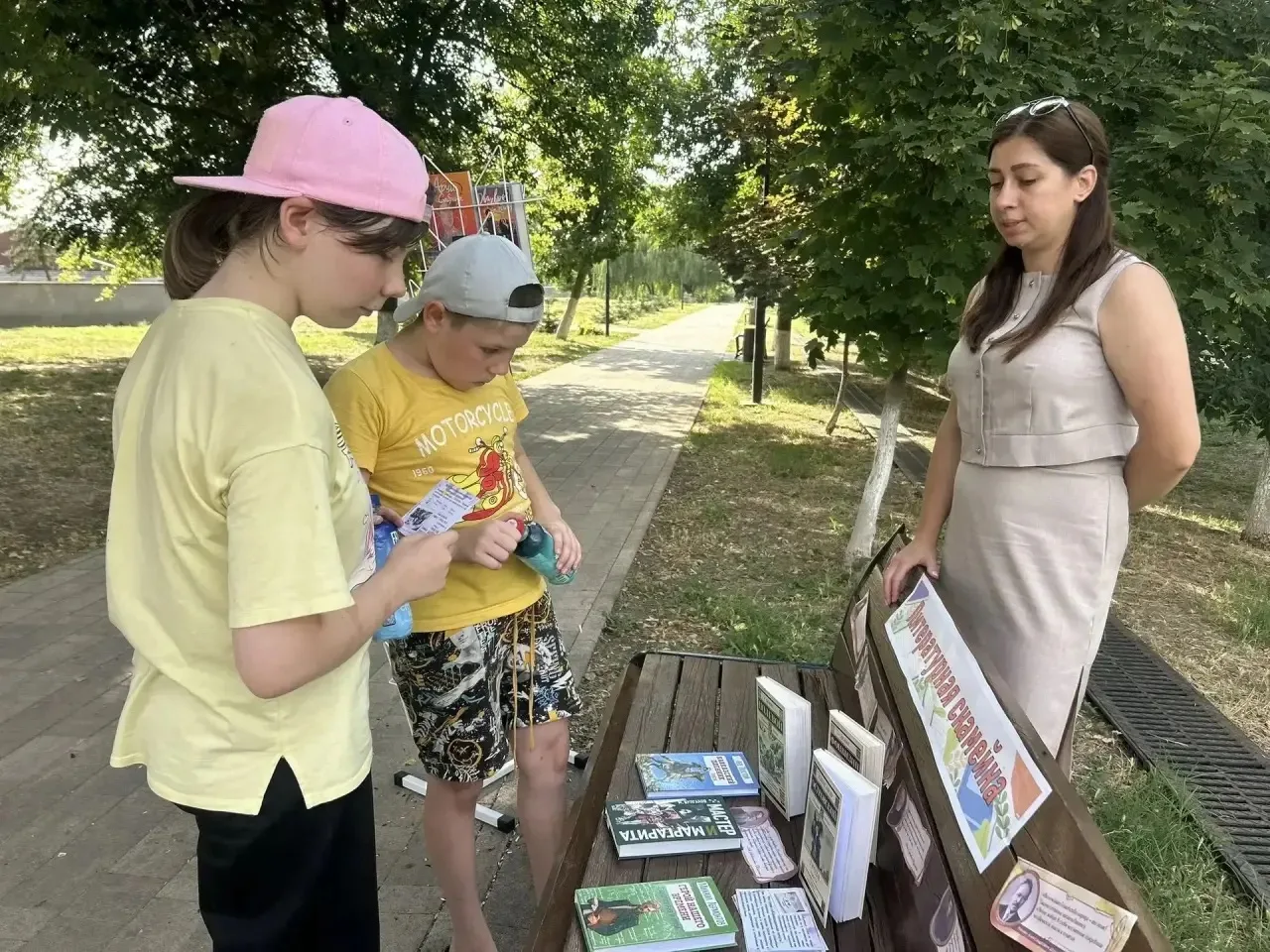 📚В тёплый летний день в парковой зоне села Новоселицкого, была организована акция литературная скам