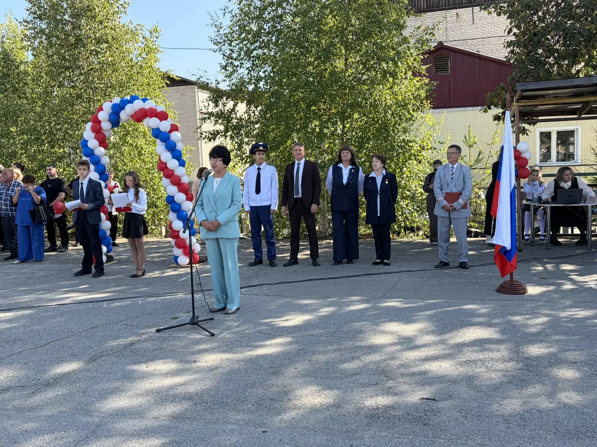 🌈 Сегодня в школах города Северобайкальск прошли торжественные линейки, посвящённые Дн...