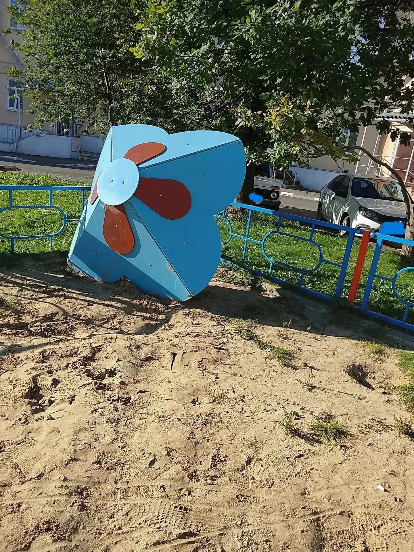 Детскую площадку на Алюминиевой, 14 разгромили вандалы