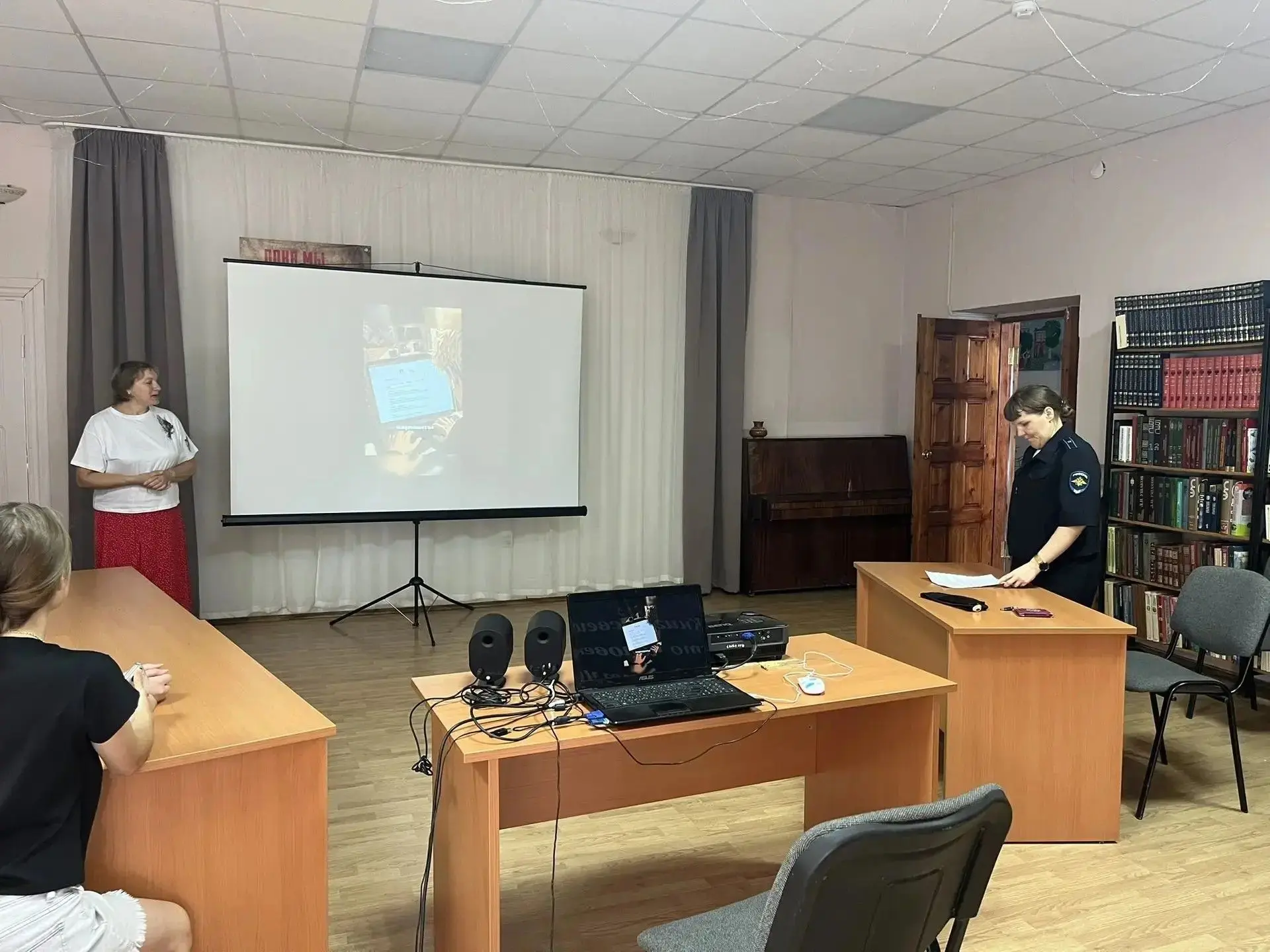 В Духовницкой центральной библиотеке прошёл правовой час «Береги себя в сети ». На встречу была приг