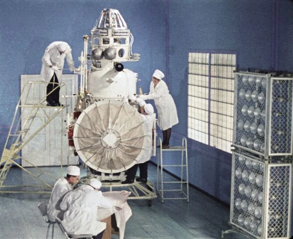 17 мая 1969 года — станция «Венера-6» достигла окрестностей планеты Венера. После отделения спускаем