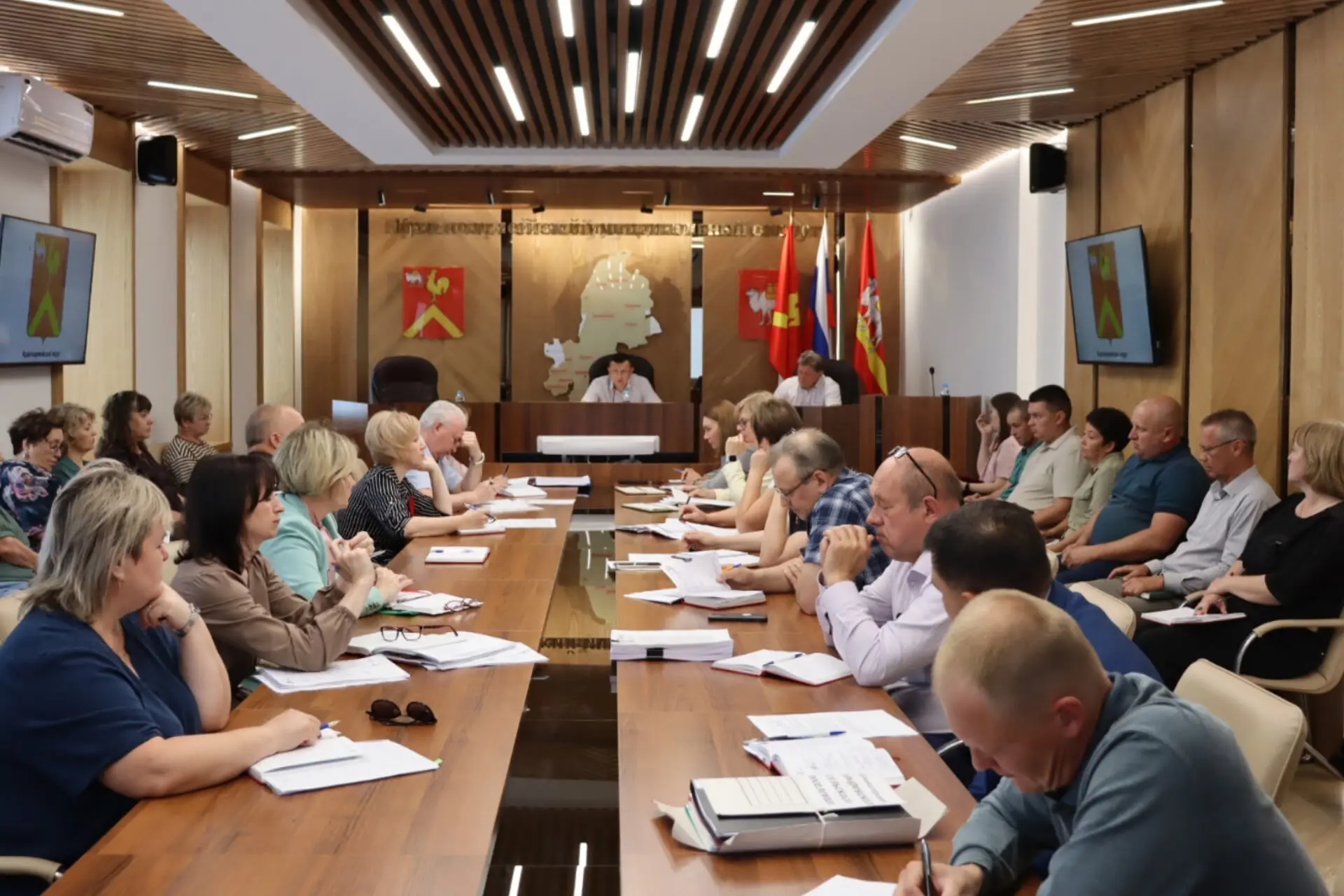 📅Глава Красноармейского округа Сергей Сергеев провел расширенное аппаратное совещание с руководител