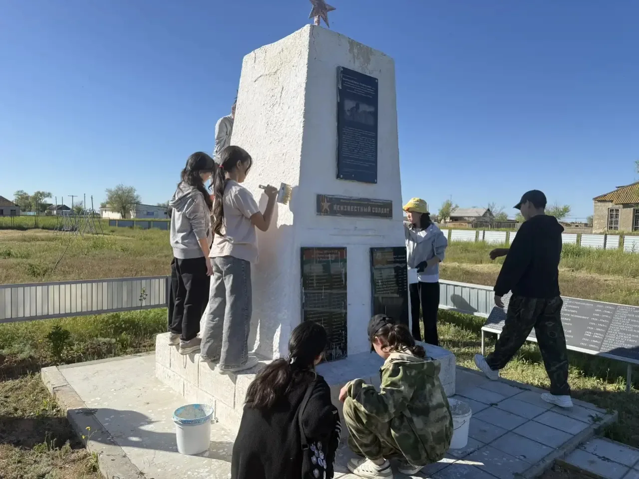 Сегодня волонтёрский отряд «ДоброЛуч» МКОУ «Гашунская СОШ им.Очирова А.В.» принял участие в благоуст
