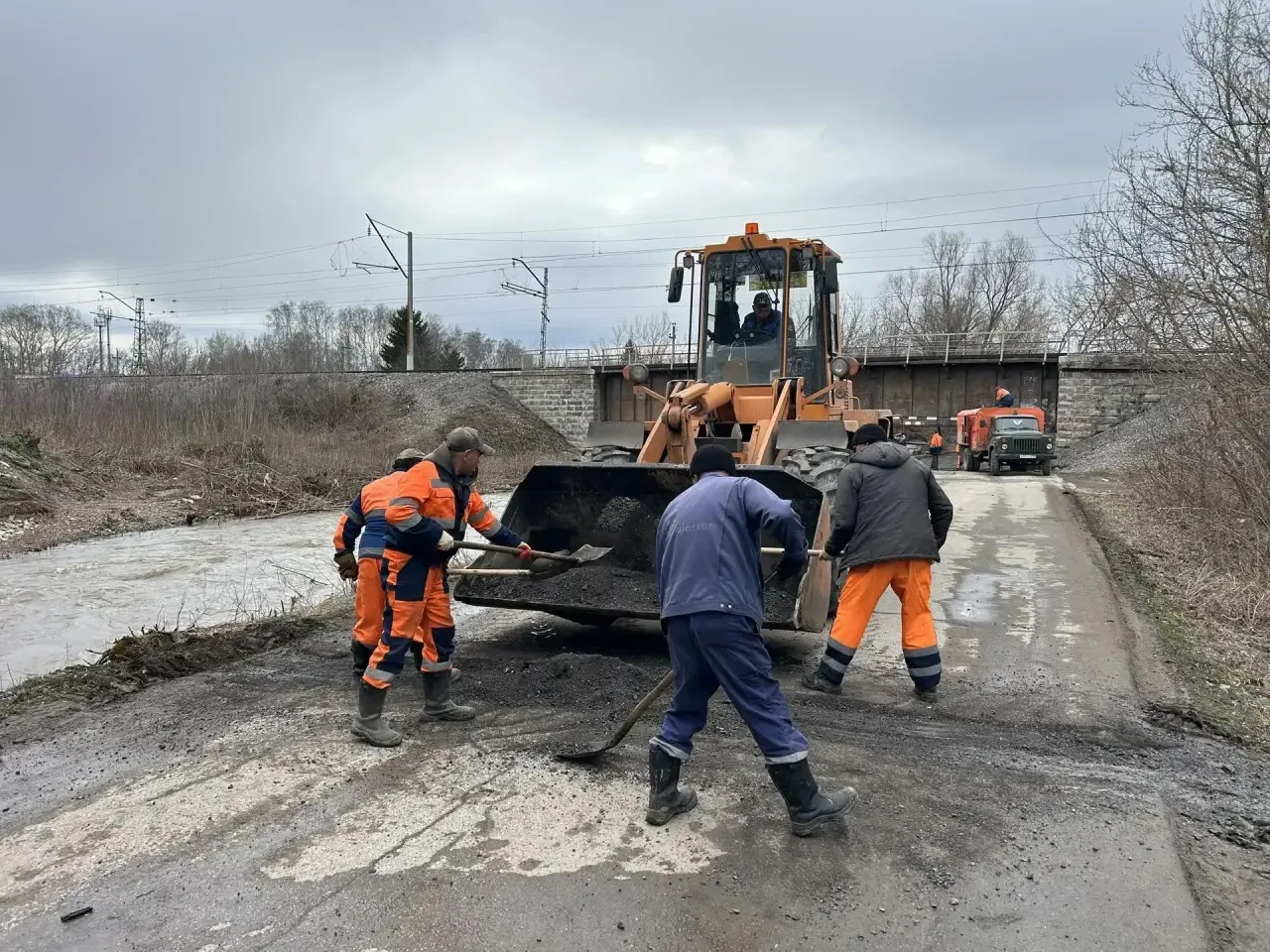 Благоустройство дорог: в Калининском районе продолжается ямочный ремонт