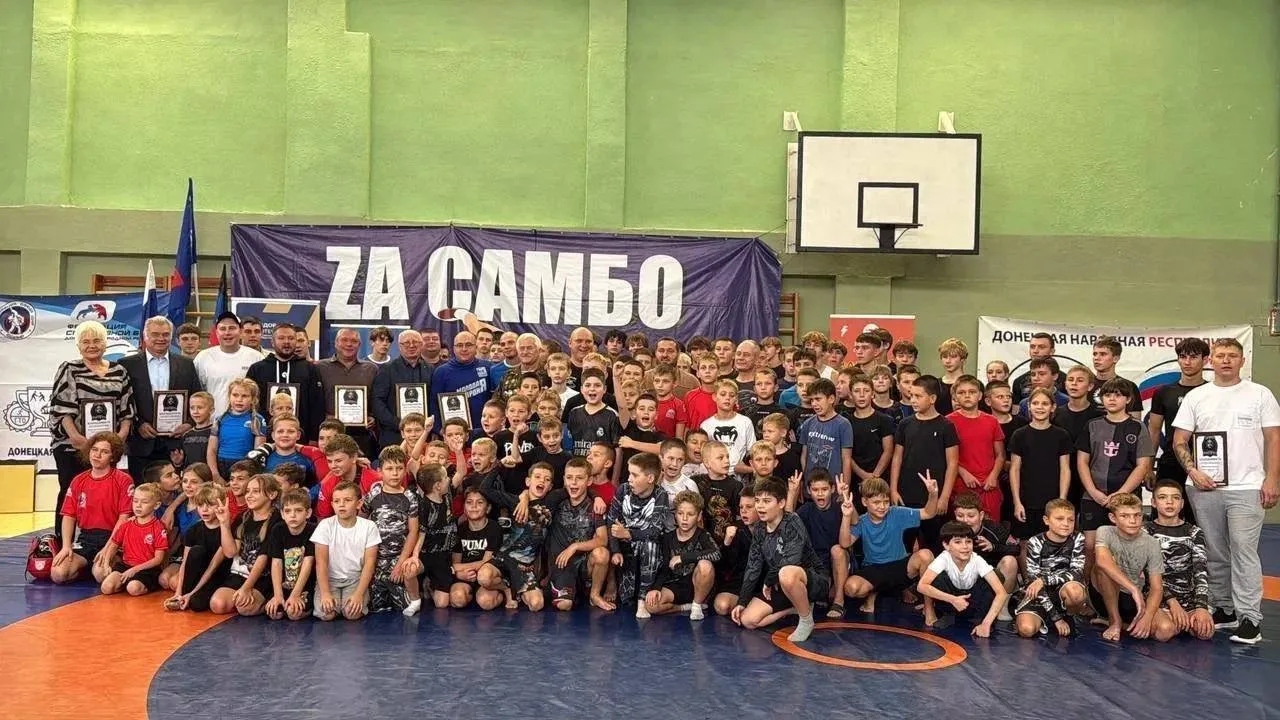 🤼‍♂️ В Мариуполе юные спортсмены вышли на ковёр в честь памятной даты