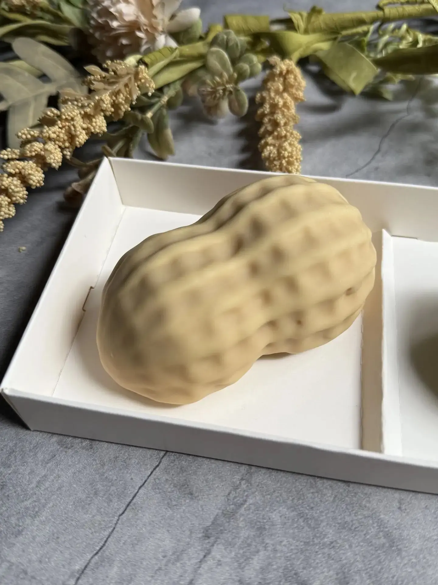 🥜- соленая карамель с саблированным арахисом и хрустящий крамбл в оболочке из воздушно...