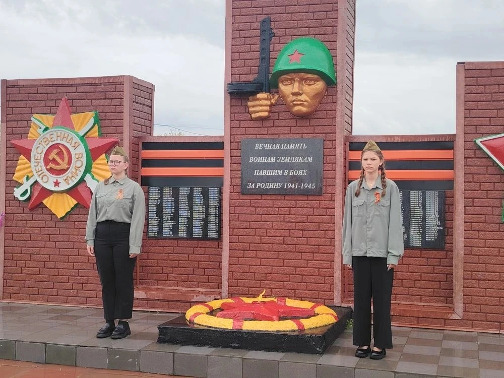 🇷🇺 Полозаозерская школа помнит!  Сегодня, 9 мая, коллектив нашей школы — учащиеся, педагоги и работн
