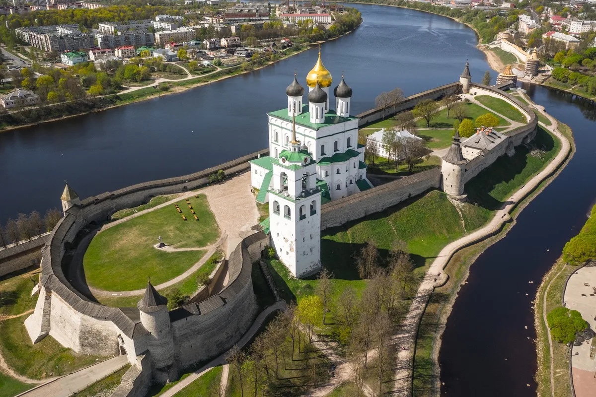 Псковский Кром (Псковский кремль) — историко-архитектурный центр города Пскова, ядро Псковской крепо