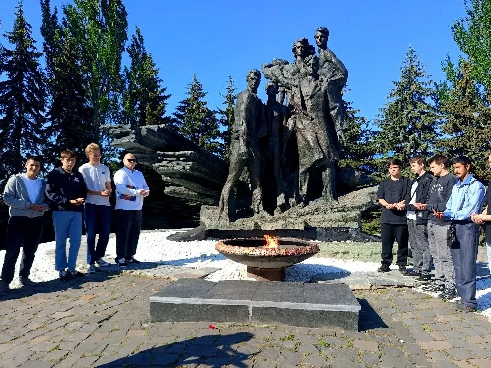 Свеча Памяти: в Ровеньках почтили подвиг предков

 🕯22 июня — День памяти и скорби. В этот день нач