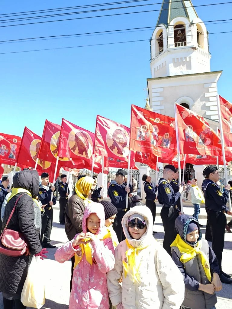 Со своим классом приняли участие в крестном ходе