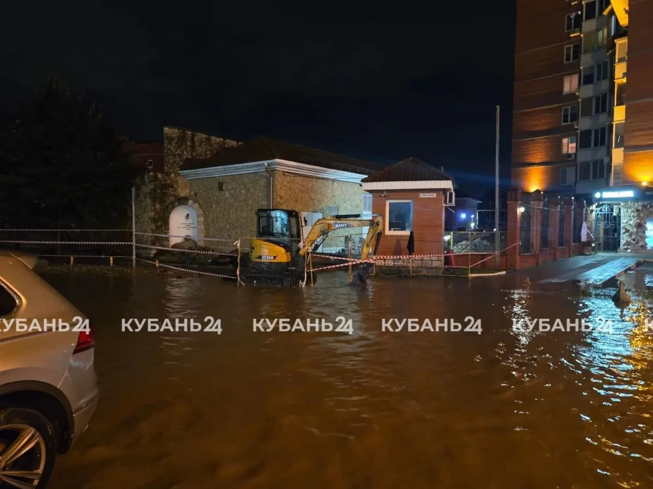 В Краснодаре прохожие провалились в залитую водой траншею на улице Тургенева.