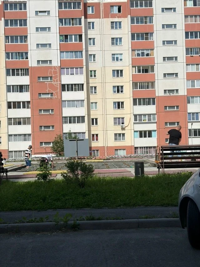 Сегодня жители Машгородка (район ИБК) обеспокоились из‑за потока воды от дома № 73 на улице Макеева,