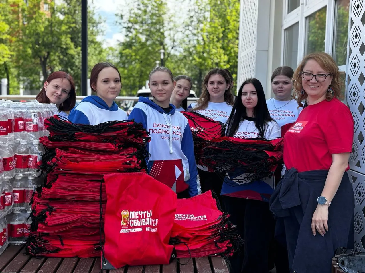 🏃‍♂️ Подольские волонтеры помогли упаковать более 1200 памятных наборов для участников забега «Бежим