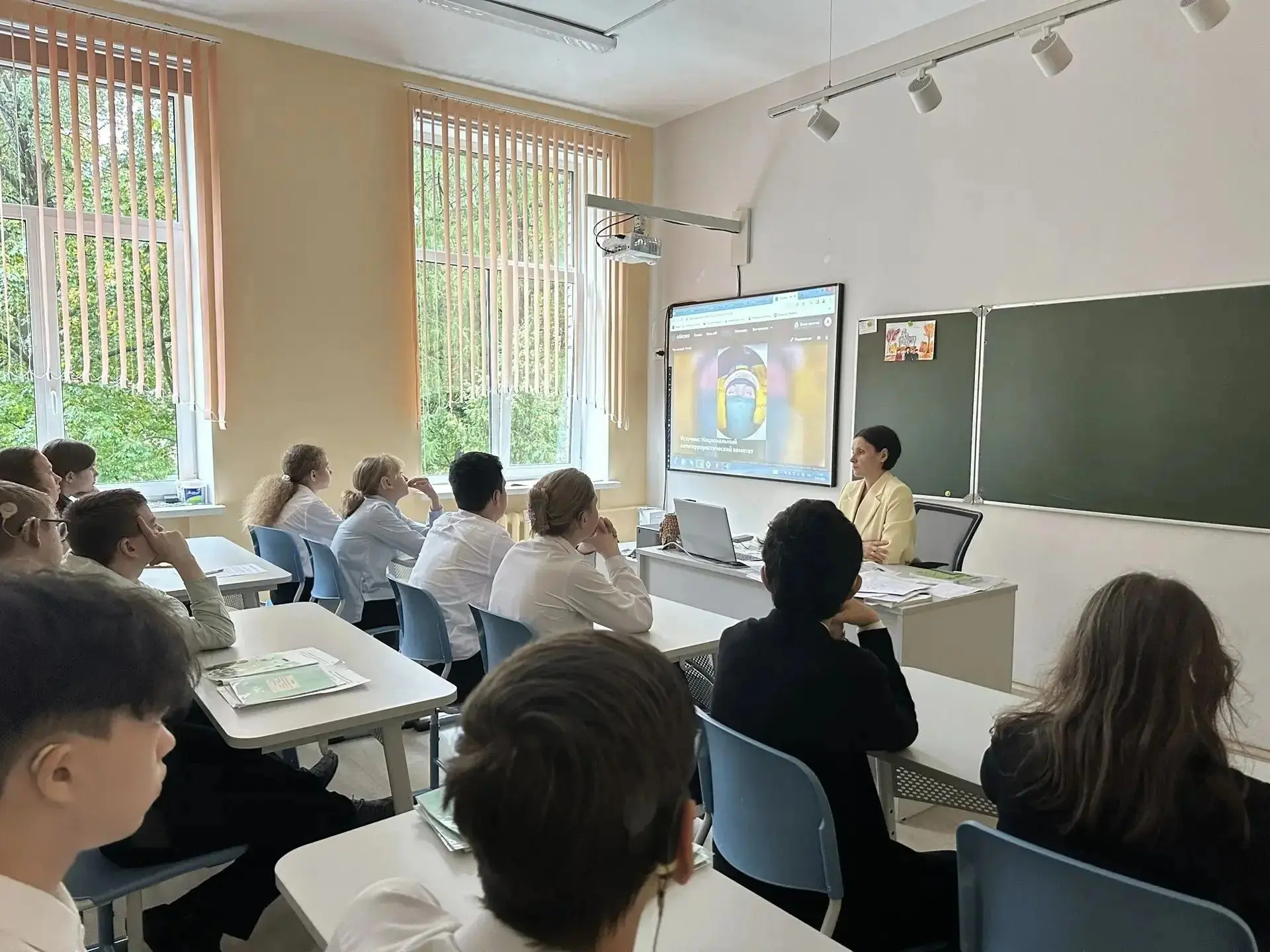 🎒 Сегодня в  школе на классных часах  прошли профилактические беседы с учениками 5–10 ...