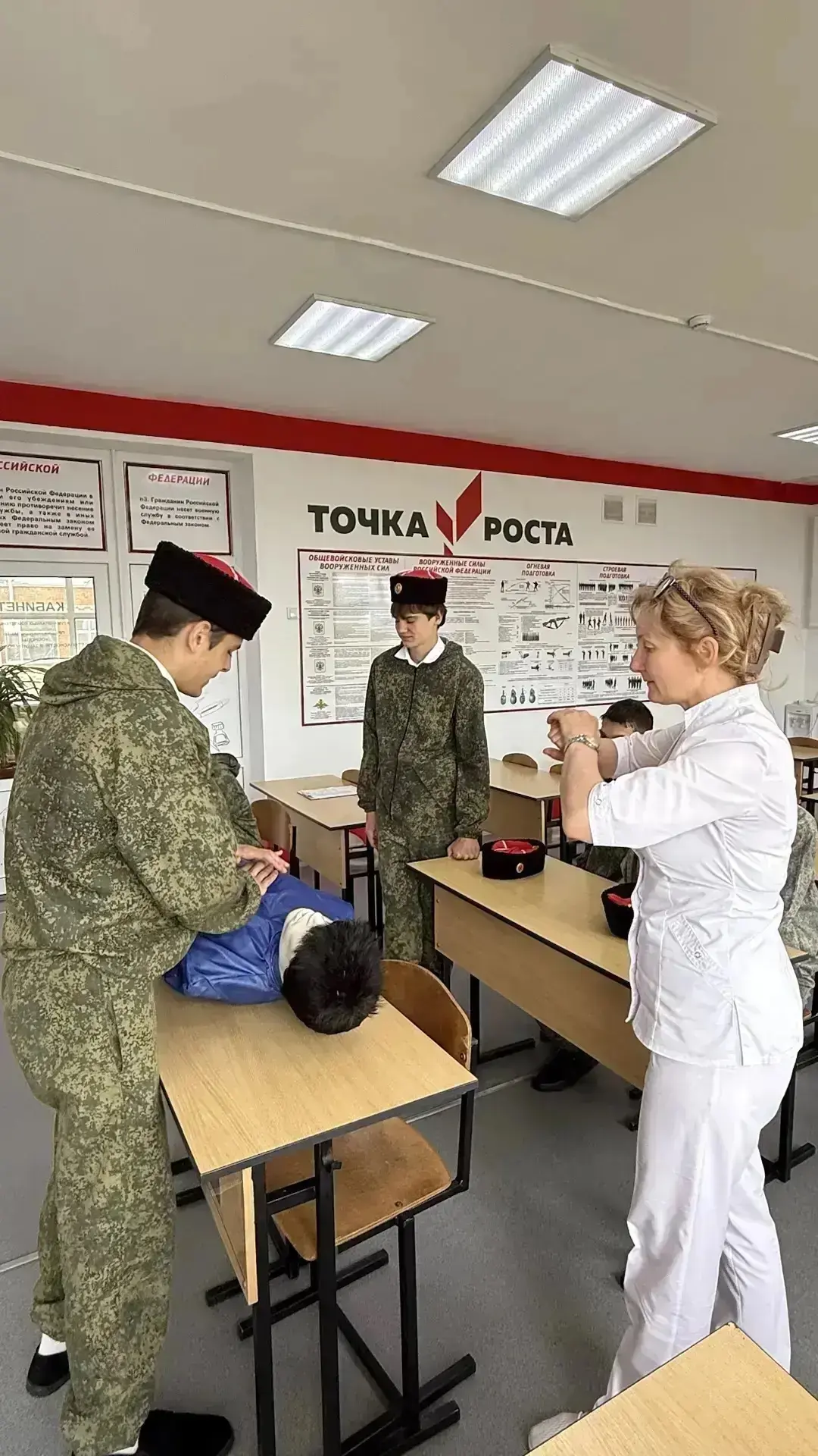 На базах школ района для юношей проходят учебные сборы.  Это практическая часть предмета Основы безо