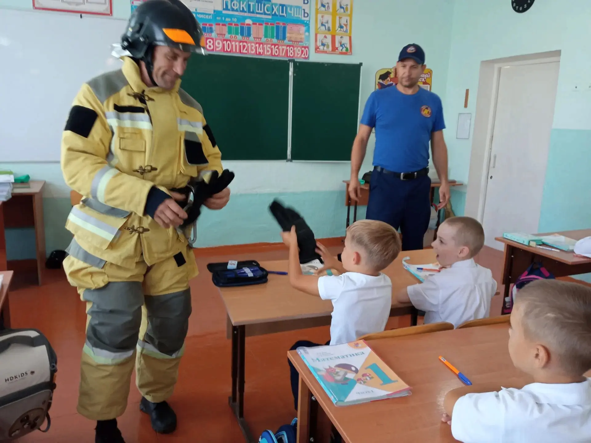 В гостях у первоклассников — настоящие пожарные!