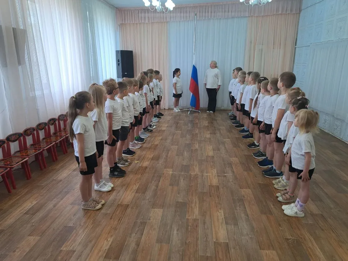 🎉 Сегодня в нашем детском саду прошла еженедельная церемония поднятия флага Российской...