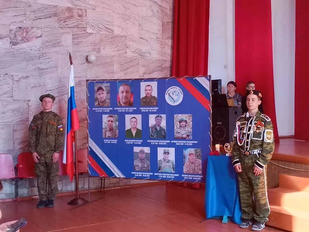 В МБОУ "Хабарская СОШ N2" прошёл турнир по волейболу, посвящённый памяти выпускников, п...