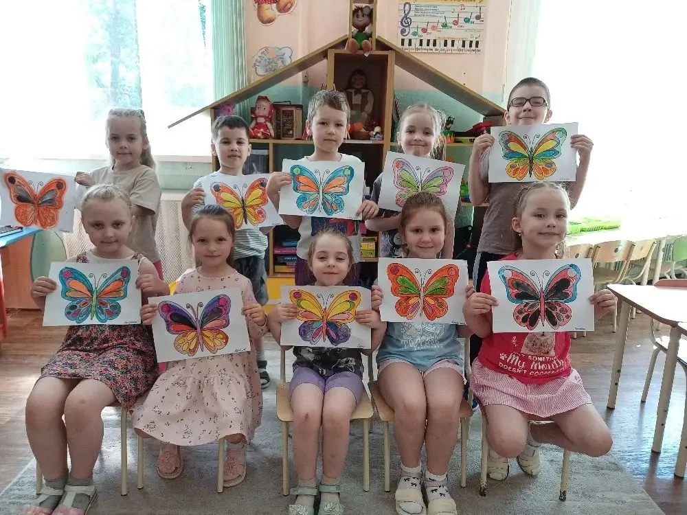В нашей старшей группе было настоящее волшебство красок! 🦋

Ребята с увлечением погрузились в творч
