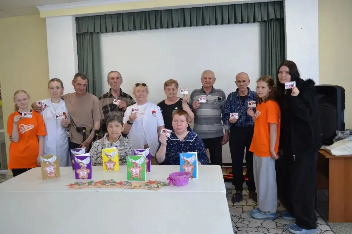🌷 В гостях у старшего поколения: ожившие открытки и песни от сердца