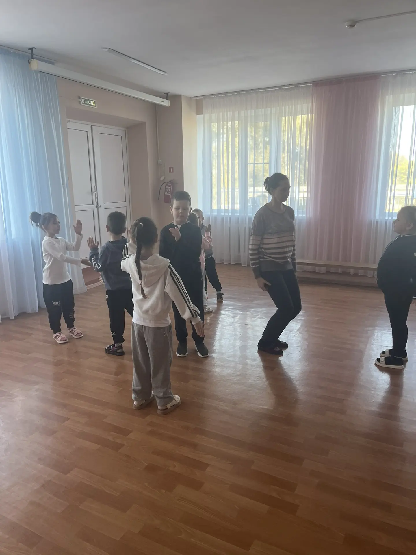 Сегодня в группе «Капитошка» прошло занятие по музыкальному развитию. Дети учили движен...