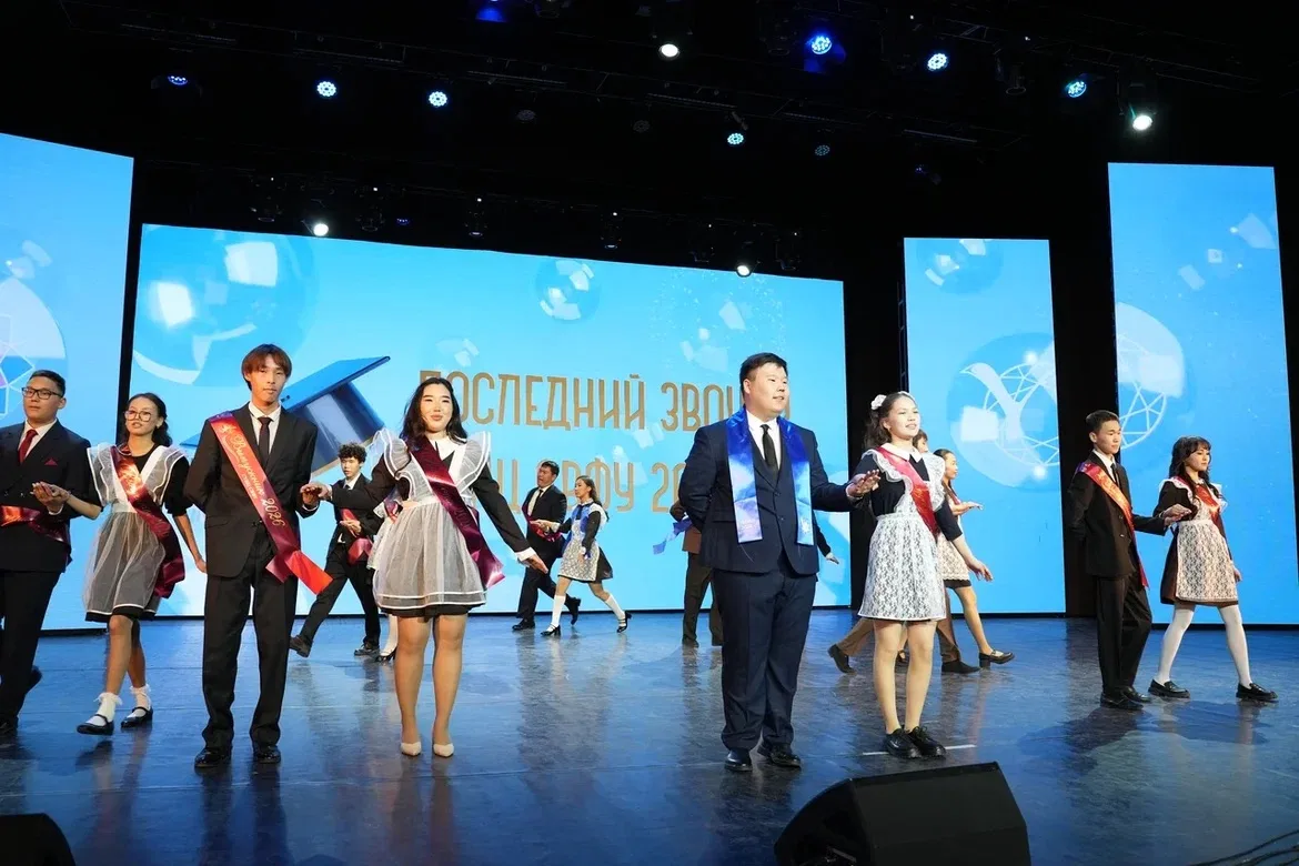 Последний звонок прозвенел для выпускников лицея СВФУ 🤩🥹
