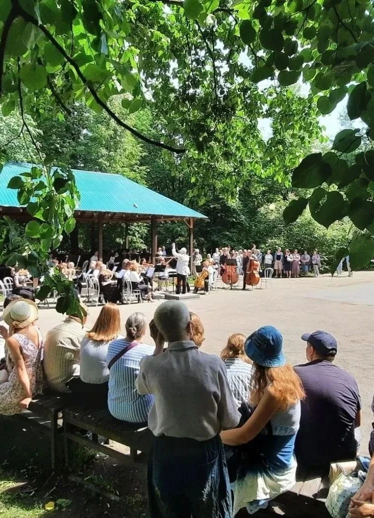 В Комсомольском парке начался долгожданный ремонт беседки.