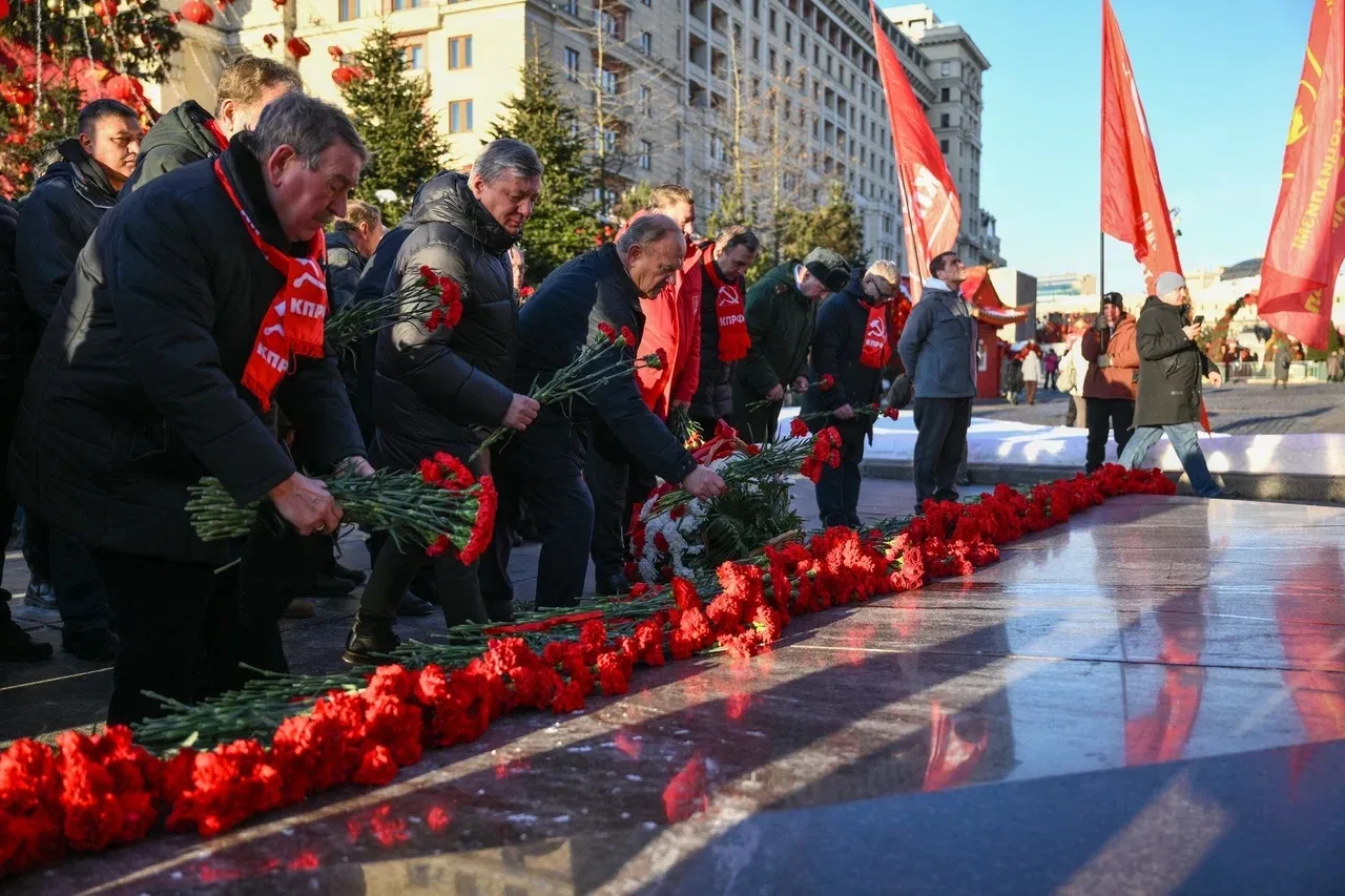 Сегодня в Москве прошла встреча депутатов-коммунистов  с избирателями.   Встреча была посвящена Дню 