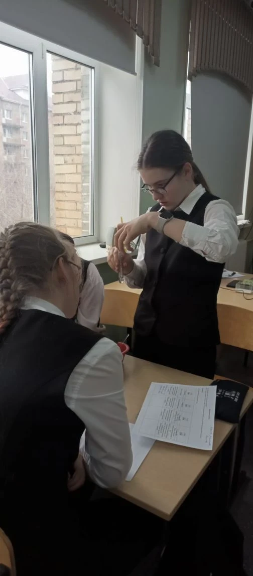🧪 Вести с уроков!  Сегодня в лаборатории царит оживление: девятиклассники занимаются одной из самых 