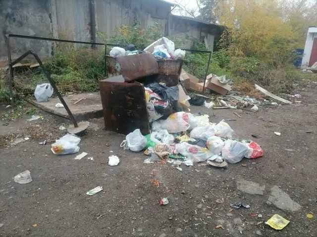 В Ангарске в 30-м квартале контейнерная площадка превратилась в свалку