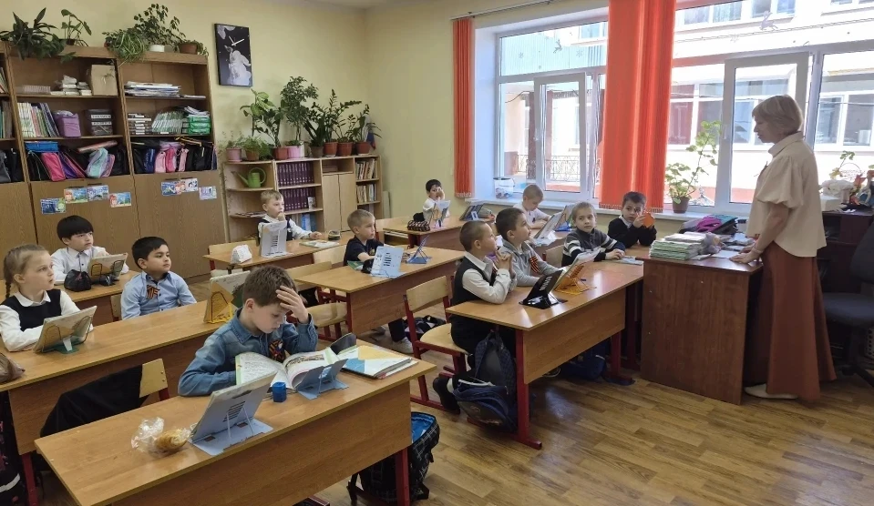 Сегодня в 1 "В"прошел патриотический час «О героях ВОВ »  Первоклассники узнали о животных-героях Ве