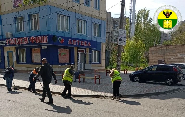 В Мелитополе продолжается благоустройство улиц  Сотрудники МКУ «Благоустройство» очистили бордюры и 