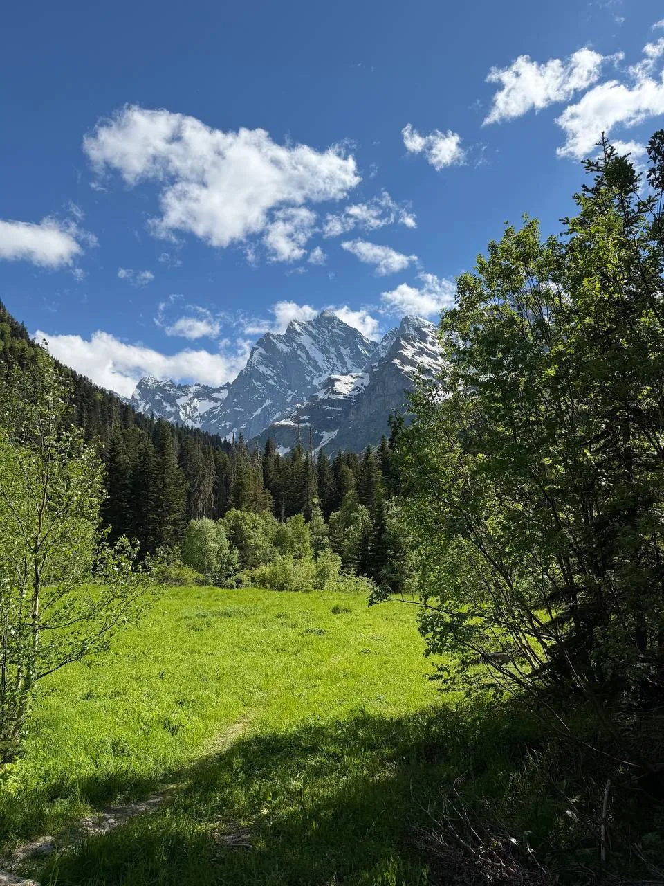 Почему я рекомендую горы вместо моря этим летом? 🏔️☀️

Посмотрите на эти фото — это не фотошоп, это