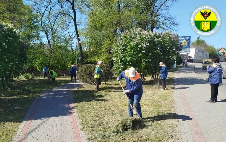 В Мелитополе привели в порядок сквер на улице Кирова  Сотрудники МКУ «Благоустройство» собрали скоше