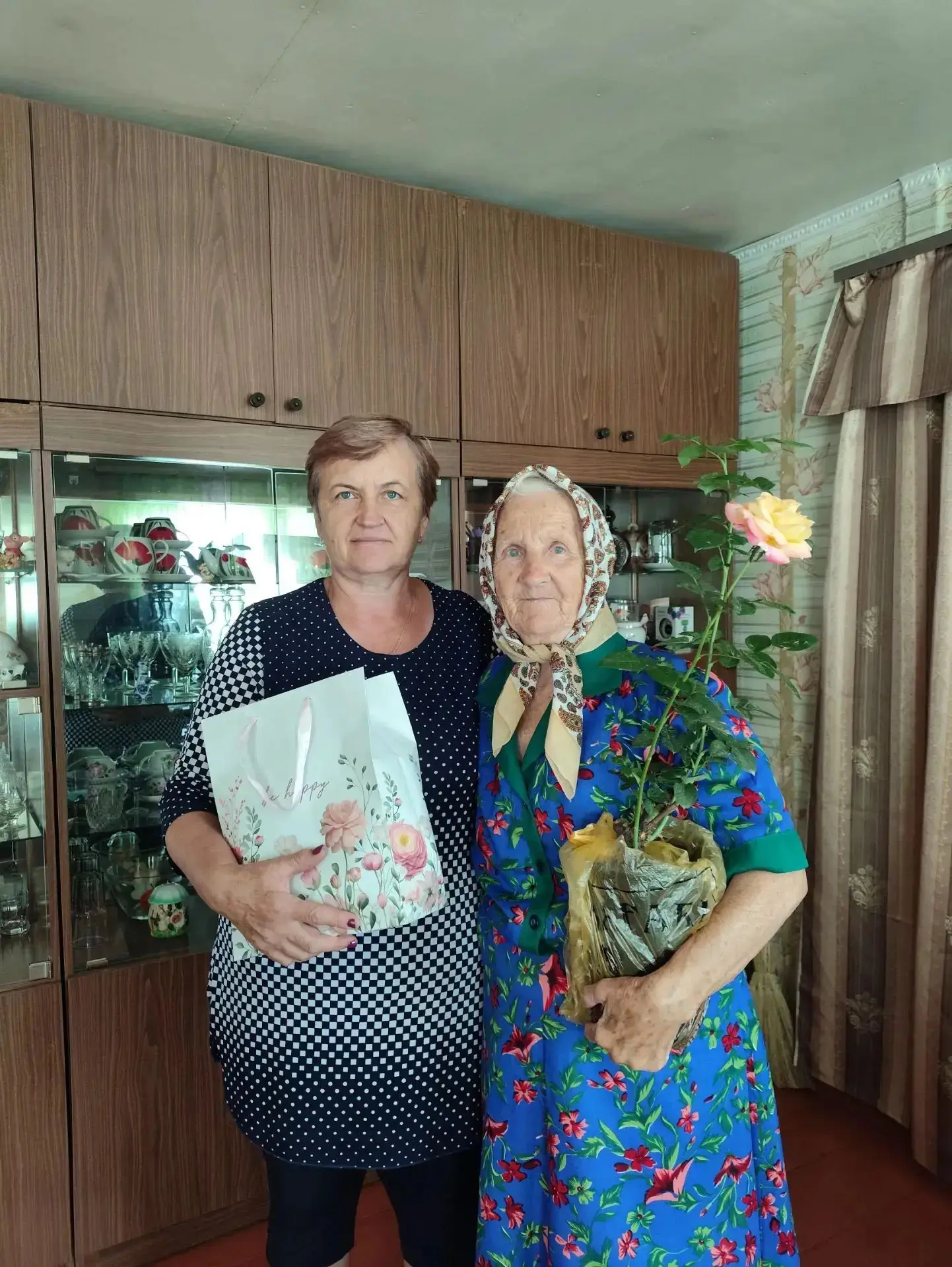 Коллектив ОБУСО"КЦСОН Поныровского района" поздравляет с юбилеем Хохлову Антонину Егоро...