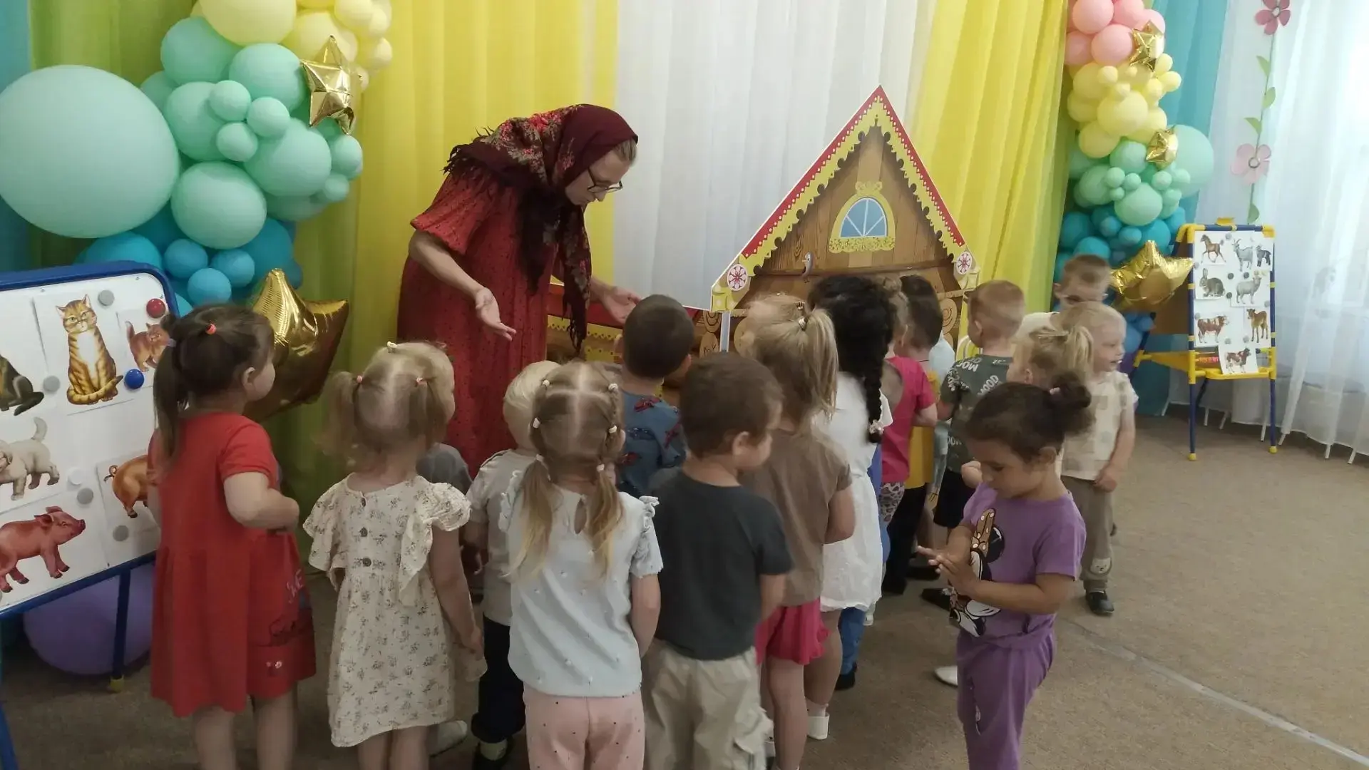 #ЦррДС54 🏡🌳🍎🌾🌱🐖
Сегодня у наших ребят было настоящее деревенское приключение! Мы с ребятами от
