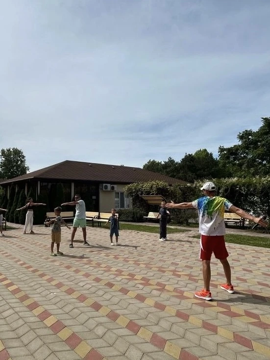 Утро в Южном Парусе начинается так ☀️

Кто-то занимается йогой/зарядкой, кто-то уже в бассейне, а кт
